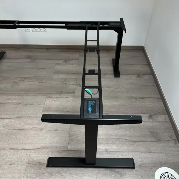 Dreibeiniger Elektrisch Höhenverstellbarer Schreibtisch