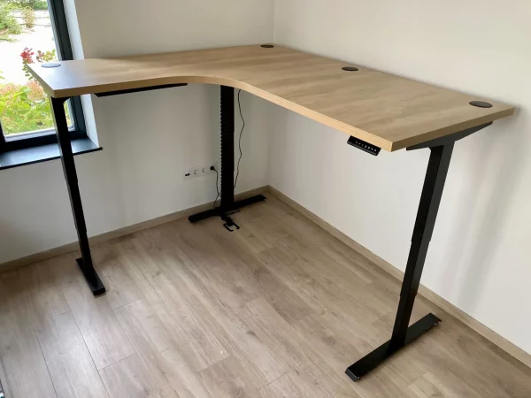Eckschreibtisch mit maßgefertigter Tischplatte