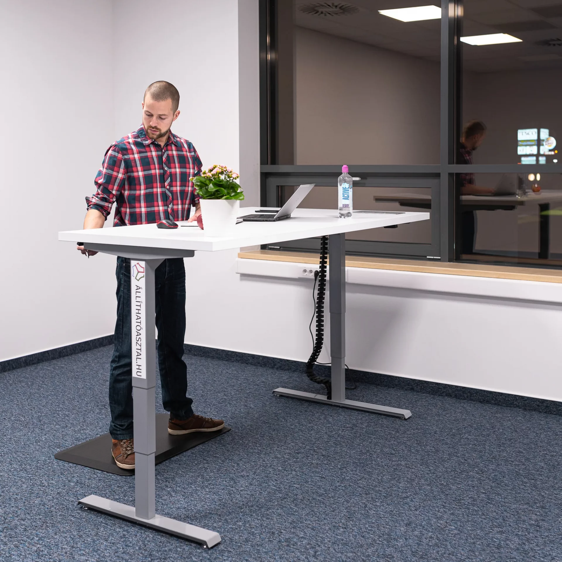 höhenverstellbarer Schreibtisch