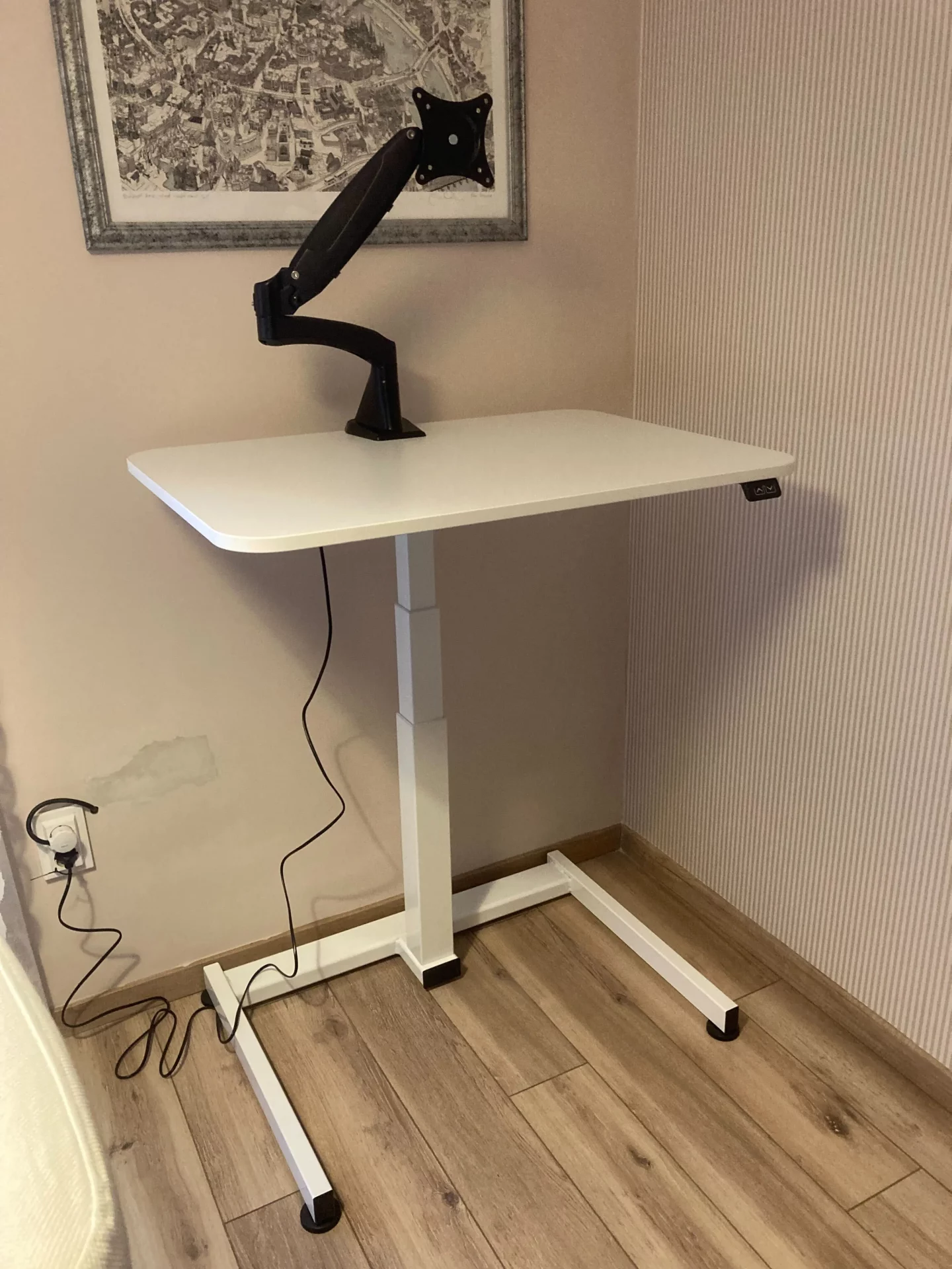 Elektrisch höhenverstellbarer Schreibtisch